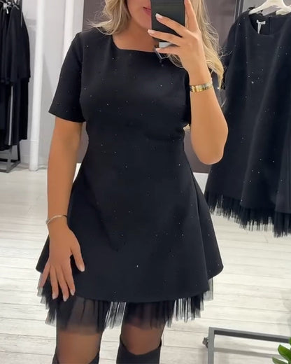 Elegancka sukienka z połyskującym, siateczkowym wzorem patchworkowym