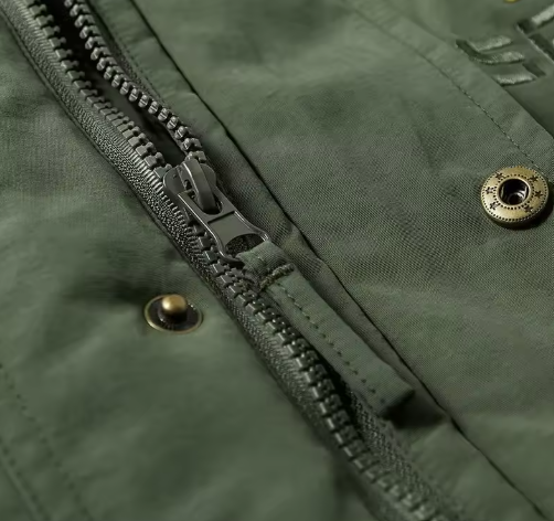 Kurtka męska | Ocieplana kurtka z kapturem i licznymi kieszeniami